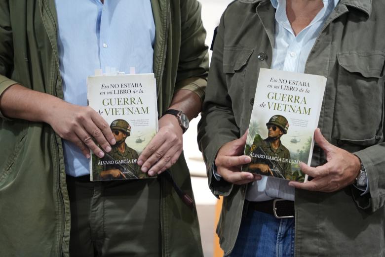 El libro de Álvaro García de Luján ha sido presentado por Antonio Cuesta, editor de Almuzara, y Rafael González, de La Voz de Córdoba