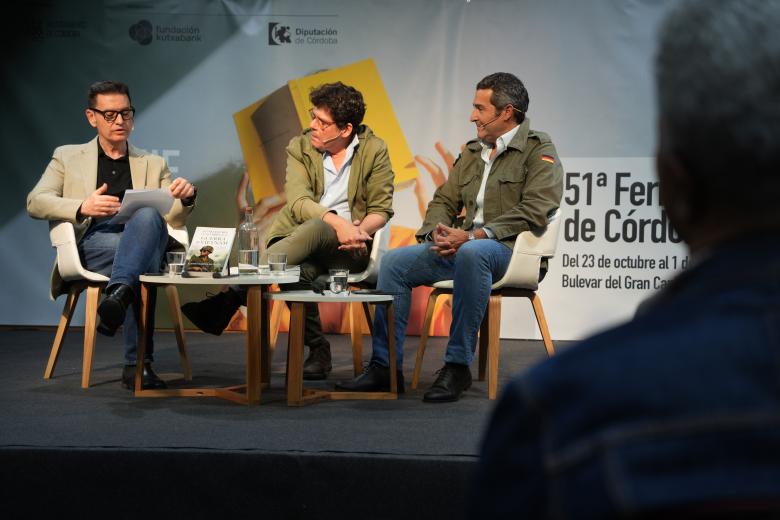El libro de Álvaro García de Luján ha sido presentado por Antonio Cuesta, editor de Almuzara, y Rafael González, de La Voz de Córdoba