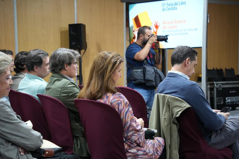 El libro de Álvaro García de Luján ha sido presentado por Antonio Cuesta, editor de Almuzara, y Rafael González, de La Voz de Córdoba