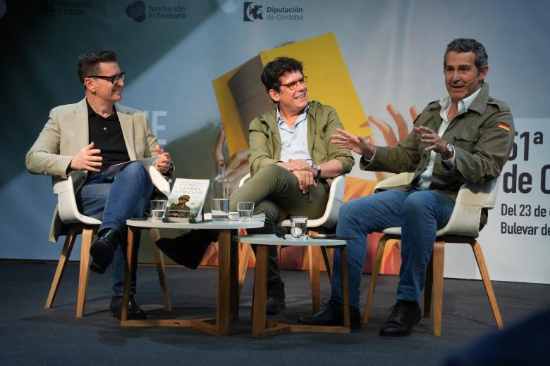 El libro de Álvaro García de Luján ha sido presentado por Antonio Cuesta, editor de Almuzara, y Rafael González, de La Voz de Córdoba