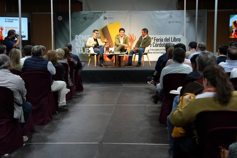 El libro de Álvaro García de Luján ha sido presentado por Antonio Cuesta, editor de Almuzara, y Rafael González, de La Voz de Córdoba