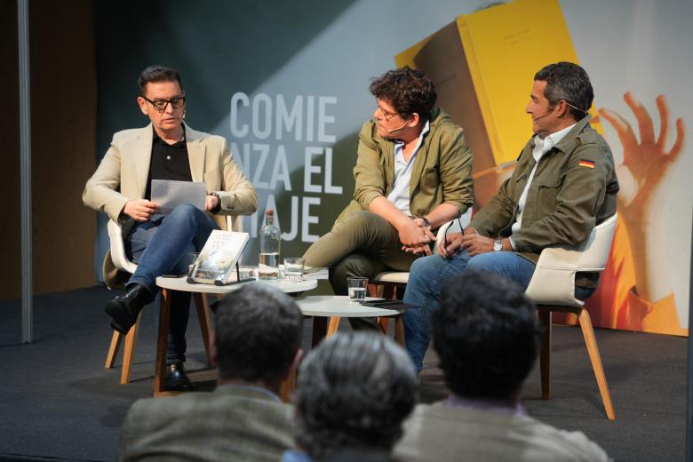 El libro de Álvaro García de Luján ha sido presentado por Antonio Cuesta, editor de Almuzara, y Rafael González, de La Voz de Córdoba