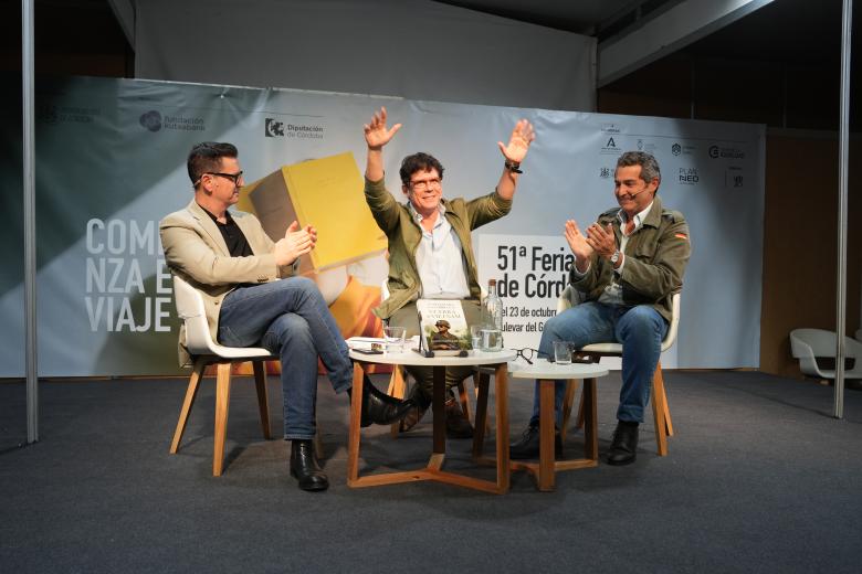 El libro de Álvaro García de Luján ha sido presentado por Antonio Cuesta, editor de Almuzara, y Rafael González, de La Voz de Córdoba