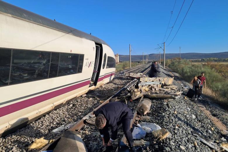 Dos trenes de alta velocidad chocan en Urda (Toledo) con varios vagones caídos por un terraplén