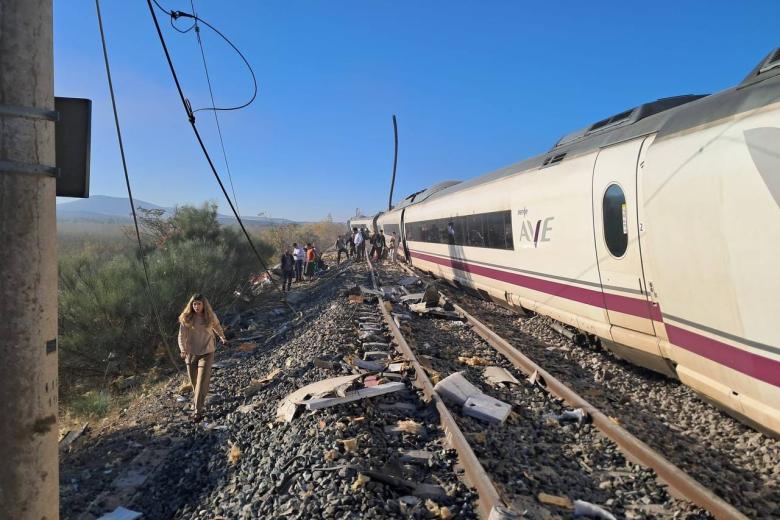Dos trenes de alta velocidad chocan en Urda (Toledo) con varios vagones caídos por un terraplén