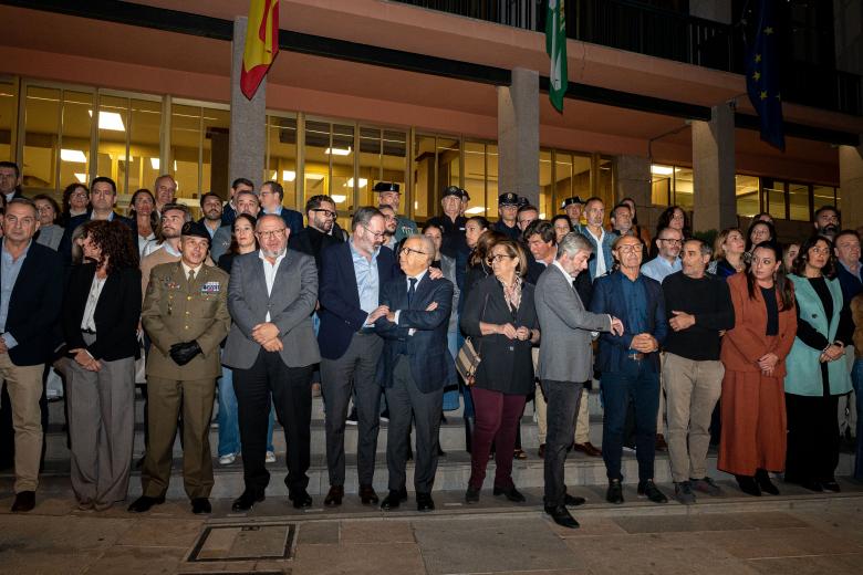 El minuto de silencio en el Ayuntamiento de Córdoba por las víctimas del accidente ferroviario de Toledo