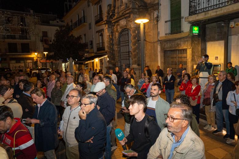 El minuto de silencio en el Ayuntamiento de Córdoba por las víctimas del accidente ferroviario de Toledo