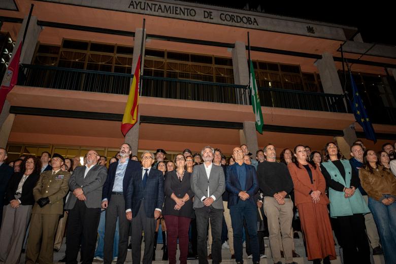 El minuto de silencio en el Ayuntamiento de Córdoba por las víctimas del accidente ferroviario de Toledo