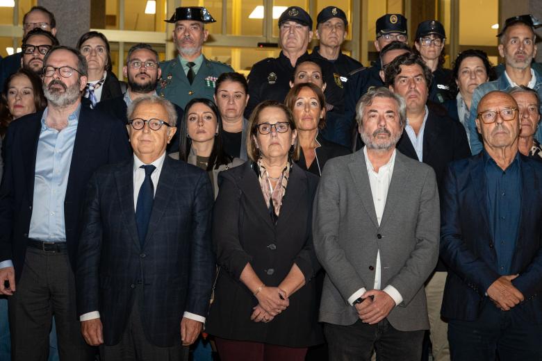 El minuto de silencio en el Ayuntamiento de Córdoba por las víctimas del accidente ferroviario de Toledo