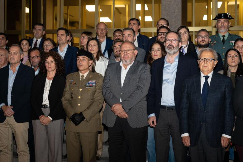 El minuto de silencio en el Ayuntamiento de Córdoba por las víctimas del accidente ferroviario de Toledo
