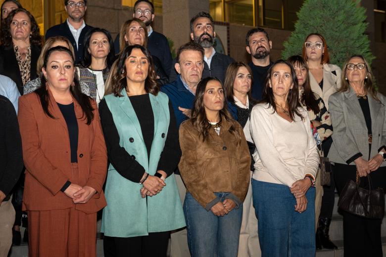 El minuto de silencio en el Ayuntamiento de Córdoba por las víctimas del accidente ferroviario de Toledo