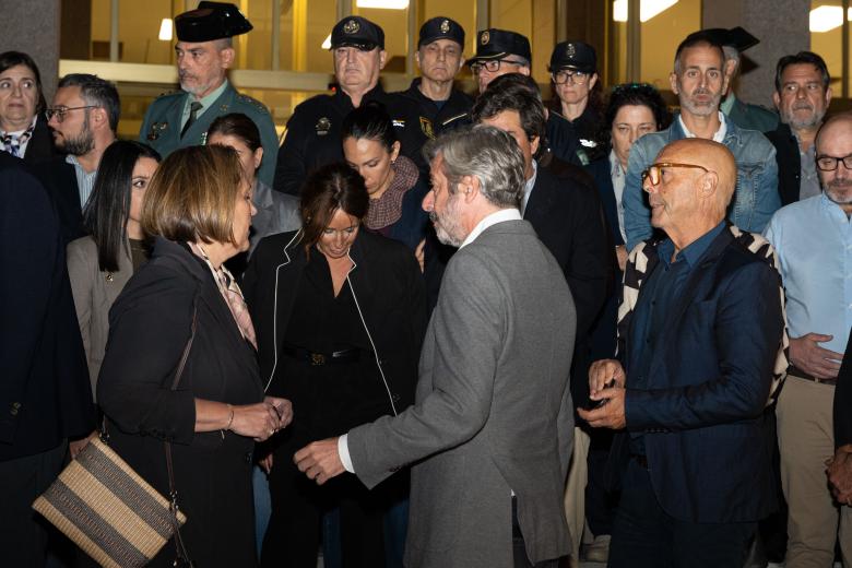 El minuto de silencio en el Ayuntamiento de Córdoba por las víctimas del accidente ferroviario de Toledo