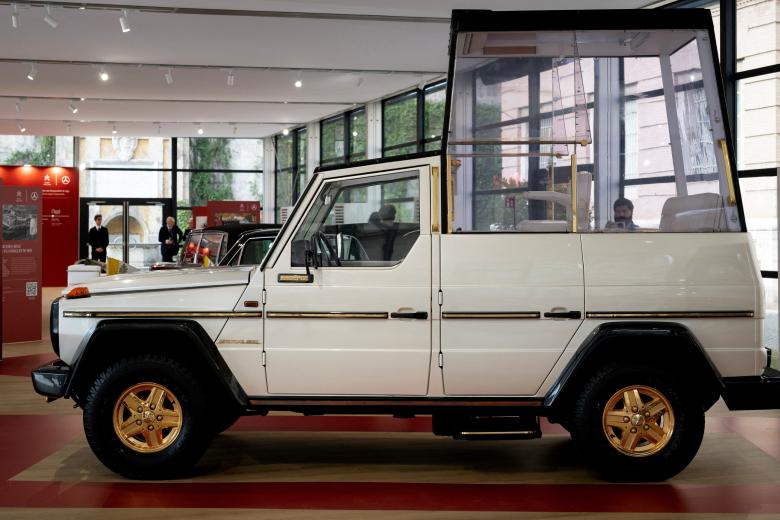 A photograph taken on October 28, 2026 shows a historic papal vehicle, the Mercedes-Benz 230 G, on display at the Square Garden (Giardino Quadrato) during the press preview of the "A Century of Papamobile" exhibition, in the Vatican Museums, at the Vatican. The exhibition "A century of the Popemobile", that presents eight historic vehicles mapping 100 years of papal mobility will open its doors on October 29, 2026. (Photo by TIZIANA FABI / AFP)