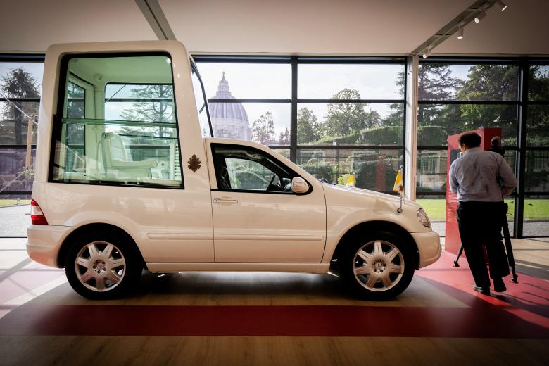 A photograph taken on October 28, 2026 shows a historic papal vehicle, the Mercedes-Benz 230 G, on display at the Square Garden (Giardino Quadrato) during the press preview of the "A Century of Papamobile" exhibition, in the Vatican Museums, at the Vatican. The exhibition "A century of the Popemobile", that presents eight historic vehicles mapping 100 years of papal mobility will open its doors on October 29, 2026. (Photo by TIZIANA FABI / AFP)