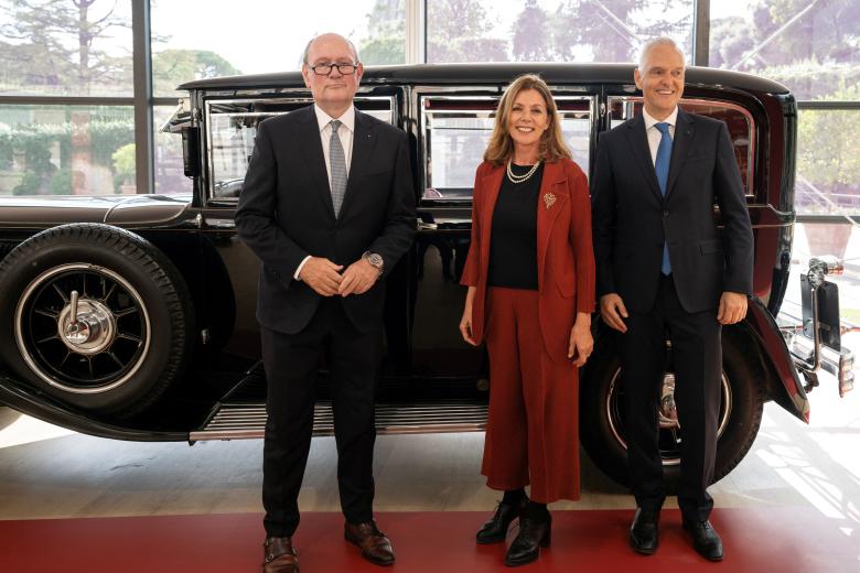 A photograph taken on October 28, 2026 shows the Emblem of the Holy See on one of the historic papal vehicles on display at the Square Garden (Giardino Quadrato) during the press preview of the "A Century of Papamobile" exhibition, in the Vatican Museums, at the Vatican. The exhibition "A century of the Popemobile", that presents eight historic vehicles mapping 100 years of papal mobility will open its doors on October 29, 2026. (Photo by TIZIANA FABI / AFP)