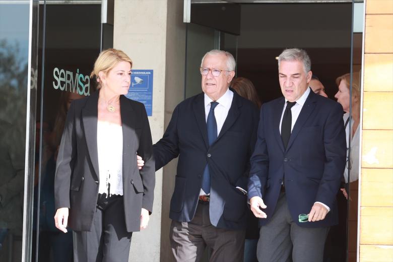 El vicesecretario de Política Autonómica y Municipal y Análisis Electoral del PP, Elías Bendodo (d), junto al  senador popular, Javier Arenas (c), en el tanatorio de Huelva para dar el último adiós a Fátima Báñez. A 30 de octubre de 2026 en Huelva (Andalucía, España). La familia de Báñez ha manifestado su deseo de que la despedida sea pública, para que todas aquellas personas que lo deseen, puedan acudir a presentar sus respetos. El último adiós a Fátima Báñez, por "expreso deseo de su familia", tendrá lugar en su pueblo natal, San Juan del Puerto, donde recibirá cristiana sepultura en el cementerio municipal.

Rocío Ruz / Europa Press
30/10/2026