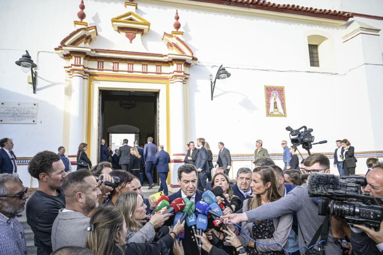 Juanma Moreno en el funeral de Fátima Báñez