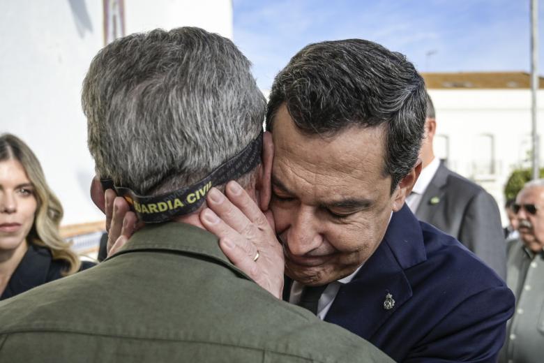 El presidente de la Junta de Andalucía, Juanma Moreno, se abraza en el funeral de Fátima Báñez