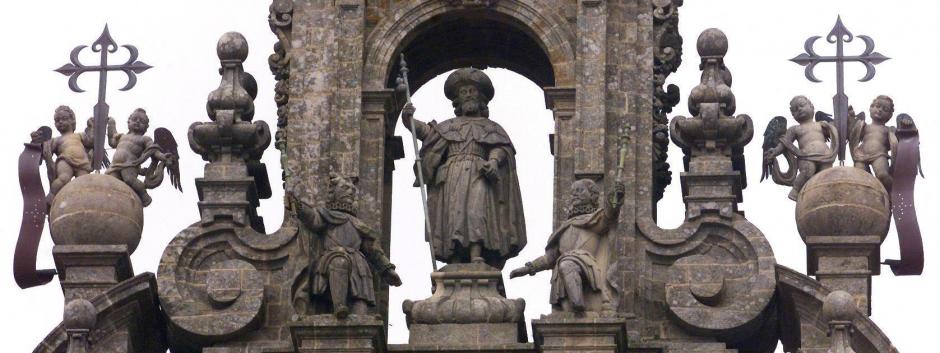 Imagen del apóstol Santiago en la fachada de la catedral
