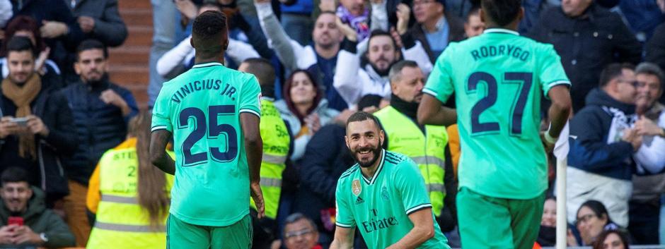 l delantero francés del Real Madrid Karim Benzema (c) celebra su gol junto al delantero brasileño Vinícius (i) y Rodrygo (d)