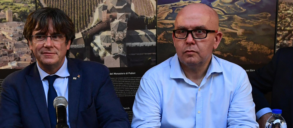 El expresidente catalán prófugo de la Justicia española, Carles Puigdemont, con su abogado, Gonzalo Boye
