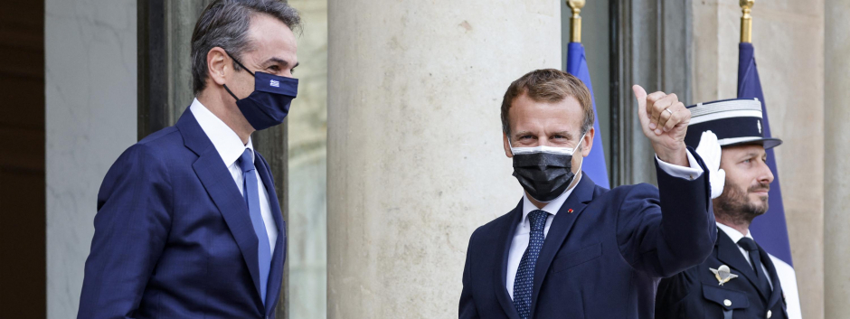 Emmanuel Macron (der.) y el primer ministro griego Kyriakos Mitsotakis en el Palacio del Elíseo en París.