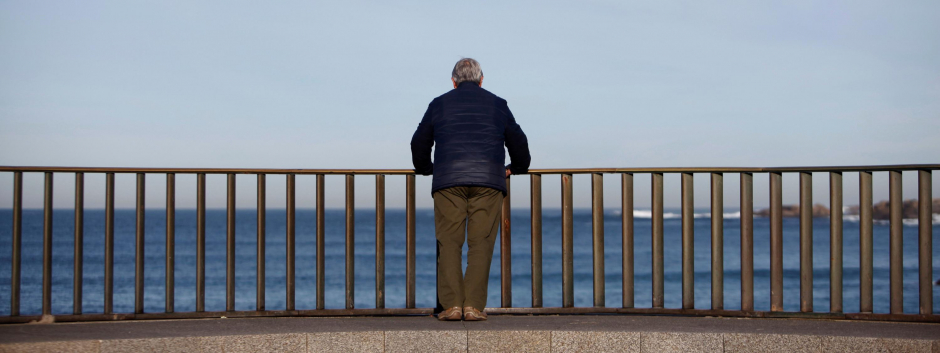 Anciano en el paseo marítimo de A Coruña
