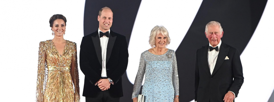 La familia real británica acude al estreno de la última película de 007