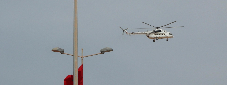 Helicóptero de la ONU sobrevuela el pueblo de Guerguerat, cerca de una base militar del Polisario