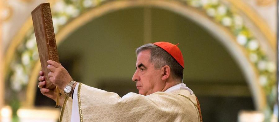 El cardenal Becciu en la beatificación del padre Arnaiz en Málaga hace tres años