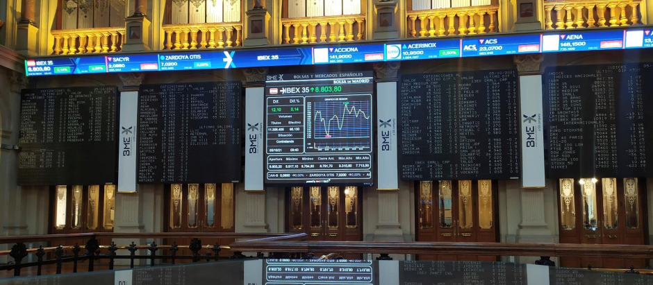 Una pantalla muestra el valor del índice IBEX 35 en la apertura de la sesión
