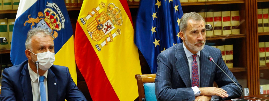 Felipe VI junto al presidente de Canarias, Ángel Víctor Torres