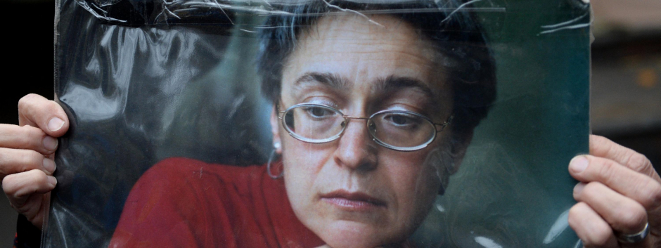 Una mujer sostiene un retrato de la periodista rusa Anna Politkovskaya, Foto de archivo 2016
