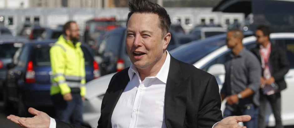 (FILES) In this file photo taken on September 03, 2020 Tesla CEO Elon Musk gestures as he arrives to visit the construction site of the future US electric car giant Tesla, in Gruenheide near Berlin. - Tesla chief Elon Musk told investors on October 7, 2021 that the leading electric vehicle maker is moving its headquarters from Silicon Valley to Texas. "I'm excited to announce that we're moving our headquarters to Austin, Texas," Musk said at an annual shareholders meeting. (Photo by Odd ANDERSEN / AFP)