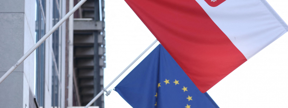 Banderas en la entrada de la embajada polaca en Bruselas.