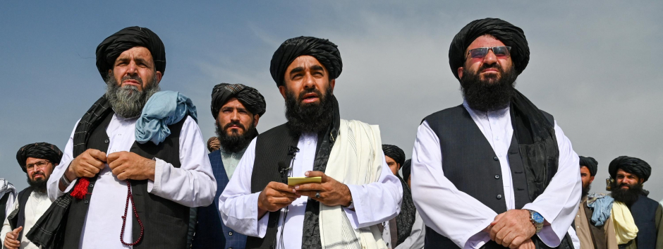 El portavoz de los talibanes, Zabihullah Mujahid (C)