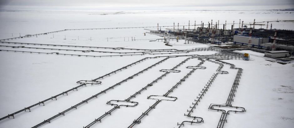 (FILES) In this file photo taken on May 21, 2019, incoming pipelines leading to the Bovanenkovo gas field on the Yamal peninsula in the Arctic Circle. - The operator of Russia's controversial Nord Stream 2 pipeline to Germany said on October 4, 2021, that it had begun filling the pipeline with gas. "The gas-in procedure for the first string of the Nord Stream 2 pipeline has started. This string will be gradually filled to build the required inventory and pressure as a prerequisite for the later technical tests," the operator said in a statement. (Photo by Alexander NEMENOV / AFP)