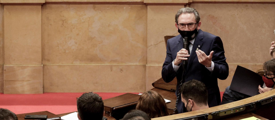El conseller de Economía, Jaume Giró responde a una pregunta de la oposición durante la sesión de control celebrada en el Parlament