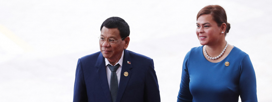 El presidente filipino Rodrigo Duterte (izquierda) y su hija Sara Duterte