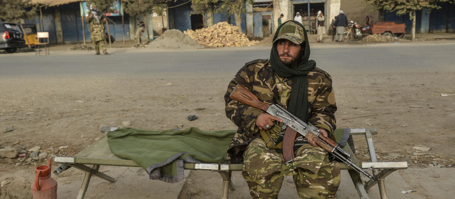 Un combatiente talibán junto a una carretera en Kunduz, norte de Afganistán