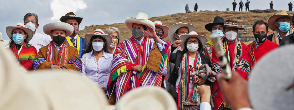 Presidente de Perú, Pedro Castillo, vestido con el típico atuendo regional. Cusco, Perú