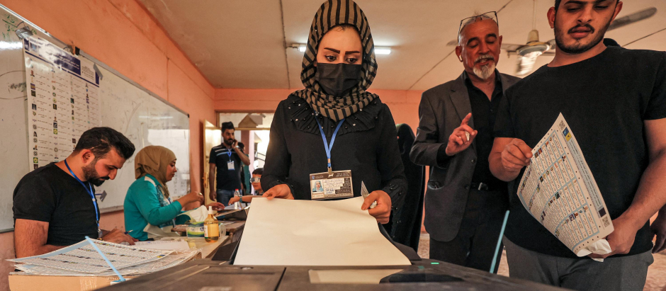 Una votante vota en un colegio electoral en Bagdad