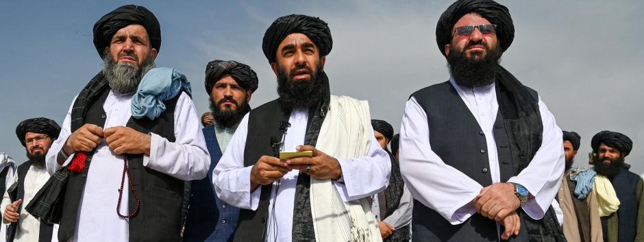 El portavoz de los talibanes, Zabihullah Mujahid (C), habla con los medios de comunicación en el aeropuerto de Kabul