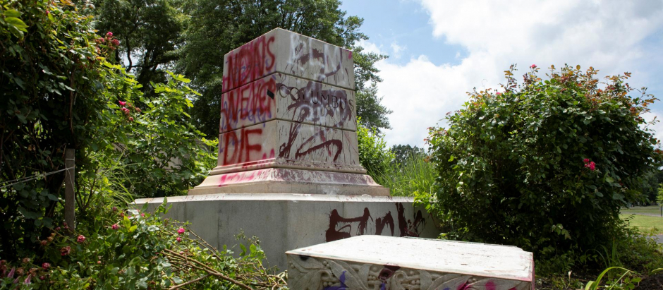 Estatua vandalizada de Cristóbal Colón en Richmond, Virginia