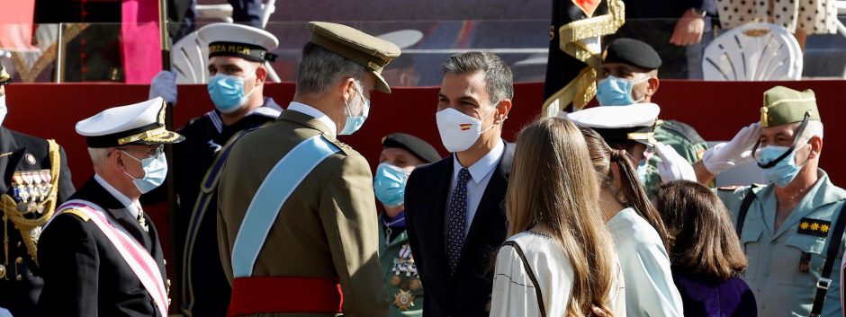 Pedro Sánchez saluda al Rey ante la cúpula militar.