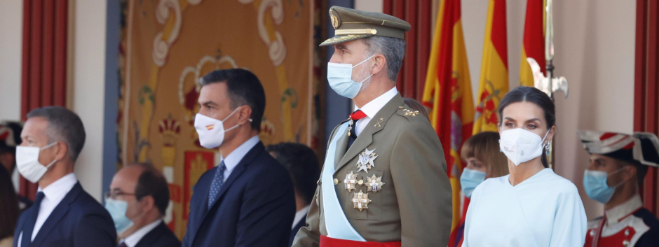 Pedro Sánchez y Felipe VI durante el desfile militar del 12 de octubre de 2021.