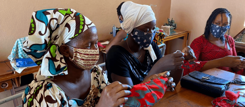 Mujeres en África elaborando mascarillas