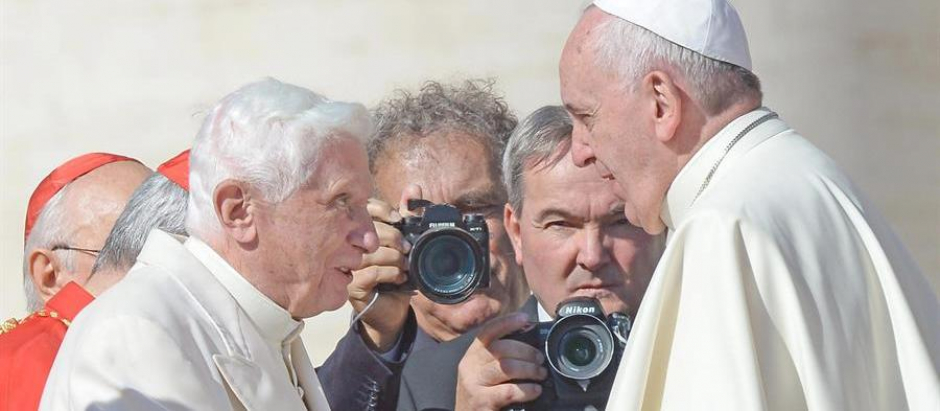 Benedicto XVI y el Papa Francisco, icónica imagen de los dos papas de la Iglesia