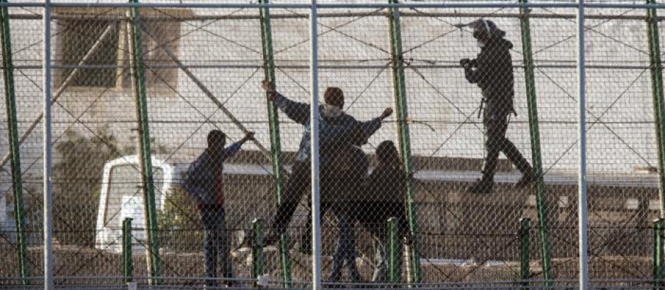 Inmigrantes en la valla fronteriza de Melilla