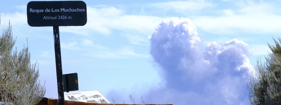 La columna de humo que sale del volcán de La Palma, vista desde el Roque de los Muchachos